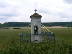 Gnojno. Tradycyjna przydrożna kapliczka. Autor: Webley. Źródło: www.mapa.nocowanie.pl [18.08.2026]