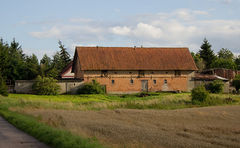 Przedwojenna zabudowa gospodarcza w Linkowie. Fot. Honza Groh. Źródło: File:Linkowo, 01.jpg – Wikimedia Commons [05.09.2026]