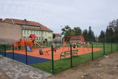 Plac zabaw. Źródło: www.sp1dm.neostrada.pl