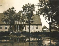 Pagórki. Zabytkowy dom podcieniowy. Fot. Nochalowa. Źródło: File:Pagórki, dom podcieniowy.jpg – Wikimedia Commons [27.08.2026]