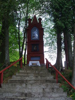 Ruś. Tradycyjna kapliczka. Fot. S. Czachorowski. Źródło: File:Kapliczka w Rusi97.JPG – Wikimedia Commons [23.09.2026]