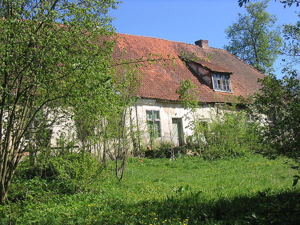 Dawny dworek w Garbnie. Fot. S. Czachorowski, M. Parwicki. Źródło: File:Garbno palac.jpg – Wikimedia Commons [03.09.2026]