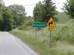 Biskupiczki. Wjazd do wsi.