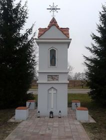 Kapliczka z 1946 r. poświęcona poległym powstańcom warszawskim z 1944 r. Odnowiona w 2015 r. Źródło: Archiwum Andrzeja Cieślaka