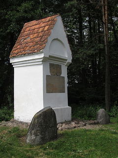 Bogusze - zabytkowy słup graniczny z 1545 roku. Autor: Bazie. Źródło: File:Bogusze (gm. Prostki), słup graniczny z 1545 r. (2).JPG – Wikimedia Commons [29.08.2026]