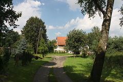 Biedówko. Fot Yarl. Źródło: File:Biedówko - Building 01.jpg – Wikimedia Commons [21.09.2026]