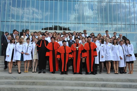 Uczestnicy pierwszej Ceremonii Białego Fartucha w Polsce. Źródło: www.uwm.edu.pl