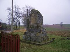 Pomnik w Kożuchach Wielkich. Fot. Krzysztof Stachowski. Źródło: www.rowery.olsztyn.pl [01.09.2026]