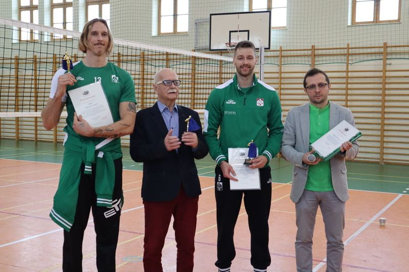 Plik:Leszek Dublaszewski i siatkarze AZS-u.jpg
