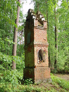 Kapliczka w okolicy Pokrzyw. Fot. S. Czachorowski. Źródło: File:Kapliczka w Pokrzywach85.JPG – Wikimedia Commons [22.09.2026]