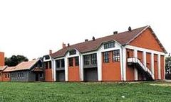 Budynek szkoły, źródło: www.szkolnictwo.pl/ [05.11.2014]