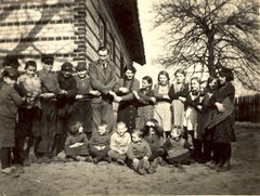 Ryszard Knosała wśród wychowanków. Źródło: www.sp1.olsztyn.pl [14.04.2014]