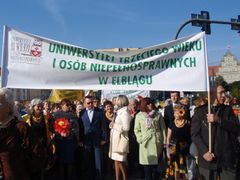 Pochód Senioriady 2012 ulicami Elbląga, źródło: www.utwion.elblag.pl [29.05.2014]