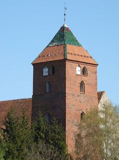 Młynary. Wieża kościoła pw. św. Piotra Apostoła. Fot. Romek. Źródło: Commons Wikimedia [12.12.2014]
