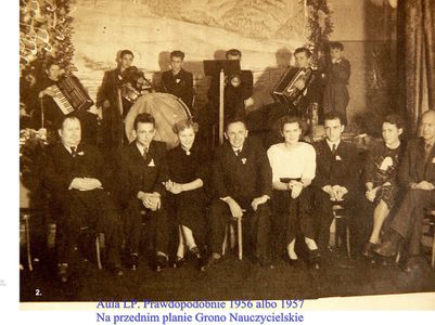 Od lewej: P. 1.B.Tarnowski - dyrektor. Nr 2 i 3(może Hołownia), 4. Henryk Januszewicz (matematyka),5.Babara Januszewicz(biologia),6,7Jędrzejwscy(historia), 8. Obłamski (pedagogika)
