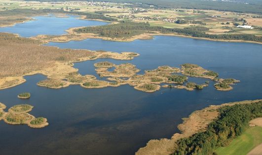 Widok z lotu ptaka na Jezioro Karaś. Autor: K. Sulej. Źródło: Nadleśnictwo Iława