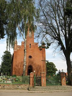 Białuty - kościół parafialny. Źródło: File:Bialuty kosciol kat-02 beax.jpg – Wikimedia Commons [19.08.2026]
