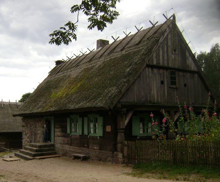 Plik:Mazurska chata drewniana.jpg