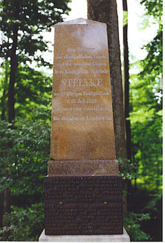 Pomnik nad Kanałem Elbląskim. Źródło: [https://commons.wikimedia.org/wiki/File:MonumentSteenke.jpg Wikimedia Commons