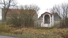 Kapliczka przydrożna w Kiemławkach Wielkich. Fot. Ralf Lotys. Źródło: File:2008-02 Kiemławki Wielkie 4.jpg – Wikimedia Commons [03.09.2026]