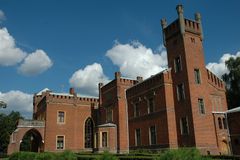Pałac w Karnitach. Źródło: Wikimedia Commons