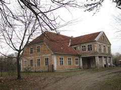 Dwór w Anglitach. Źródło:Wikimedia Commons