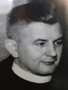 ks. Paweł Huhn Reprodukcja zdjęcia z wystawy o warmińskich męczennikach – Krzysztof Kozłowski