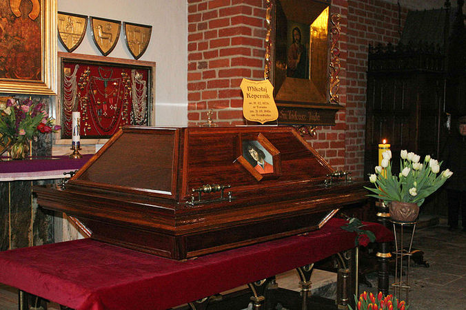 Sarkofag z doczesnymi szczątkami Mikołaja Kopernika wystawiony w konkatedrze św. Jakuba w Olsztynie. Fot. Mazaki. Źródło: Commons Wikimedia