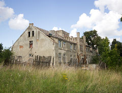 Stachowizna. Zabytkowy dwór. Fot. Honza Groh. Źródło: File:Stachowizna, 01.jpg – Wikimedia Commons [05.09.2026]