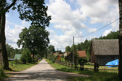Zabudowania we wsi Kwiedzina. Fot. Ralf Lotys. Źródło: File:2009-07 Kwiedzina 1.jpg – Wikimedia Commons [05.09.2026]