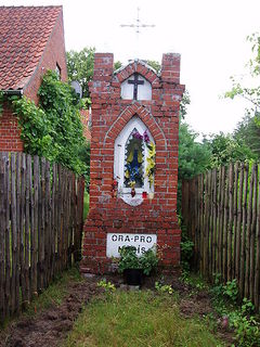 Kapliczka warmińska w Kopankach. Fot. S. Czachorowski. Źródło: File:Kapliczka w Kopankach24.JPG – Wikimedia Commons [22.09.2026]