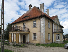 Dwór w Dąbrówce Małej.Widok od frontu. Fot. Michał Bonarowski. Źródło: Commons Wikimedia [21.06.2014]
