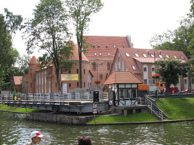 Dawny zamek krzyżacki Giżycku, na pierwszym planie most obrotowy. Fot. Bazie. Źródło: Commons Wikimedia